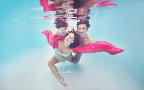 Ensaio Underwater Gestante Julia
Fotografia família grávidos na piscina 
Foto subaquática pai mae e filho 
Figurino lenço rosa
Make à prova d´água
Fotógrafa Gabriella Arruda
Estúdio Gabi Fotografia
São Paulo - SP'