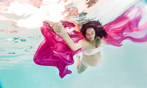 Ensaio Underwater Gestante Julia
Fotografia grávida flutuando  na piscina 
Foto subaquática gestante 
Figurino lenço rosa
Make à prova d´água
Fotógrafa Gabriella Arruda
Estúdio Gabi Fotografia
São Paulo - SP'