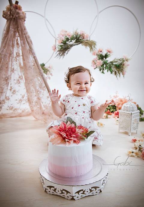 Ensaio Bebe Smash the Cake Menina
Tons de rosa
Cenário de flores
Fotógrafa Gabriella Arruda
Estúdio Gabi Fotografia
São Paulo - SP
www.gabi.fot.br'