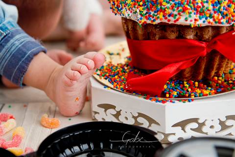 be Smash the Cake Menino
Bolo
Detalhe pezinho do bebe
Tons de vermelho e azul
Fotógrafa Gabriella Arruda
Estúdio Gabi Fotografia
São Paulo - SP'