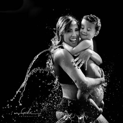 Ensaio Splash Gestante Vanessa
Fotografia Criativa em Estúdio 
Ensaio gravida com água
Mãe e filho abraço
Maquiagem à prova d´água
Fotógrafa Gabriella Arruda
Estúdio Gabi Fotografia
São Paulo - SP
www.gabi.fot.br'