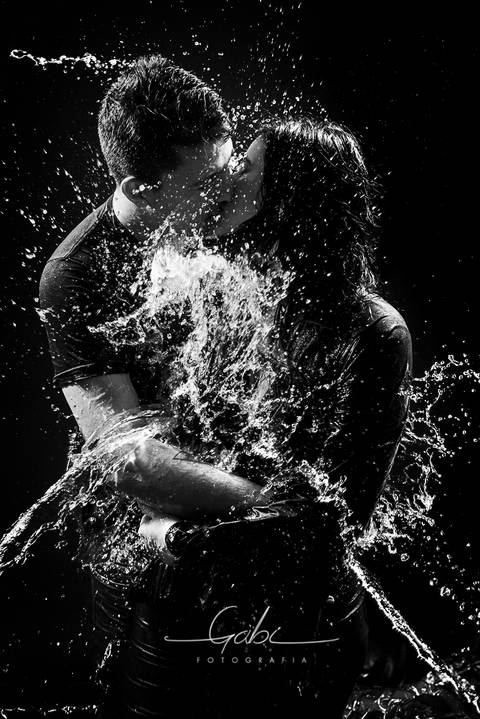 Ensaio Splash Casal Lucas e Marilia
Fotografia Criativa em Estúdio 
Retrato beijo na boca com água
Fotógrafa Gabriella Arruda
Estúdio Gabi Fotografia
São Paulo - SP
www.gabi.fot.br'