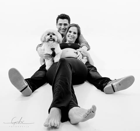 Ensaio Gestante com Pet
Fotografia em Estúdio Fotográfico com  cão,
Casal grávidos com cachorro Maltês
Foto Gravidez Pet Friendly
Fotógrafa Gabriella Arruda
Estúdio Gabi Fotografia
São Paulo - SP
www.gabi.fot.br'