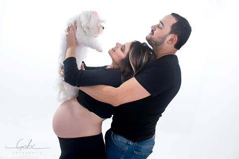 Ensaio Gestante com Pet
Fotografia em Estúdio Fotográfico com  cão,
Casal grávidos com cachorro Maltês
Foto Gravidez Pet Friendly
Fotógrafa Gabriella Arruda
Estúdio Gabi Fotografia
São Paulo - SP
www.gabi.fot.br'