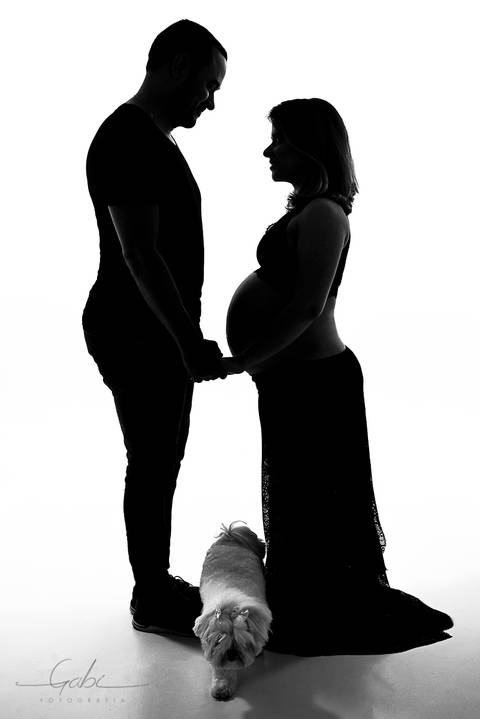 Ensaio Gestante com Pet
Fotografia em Estúdio Fotográfico com  cão,
Perfil silueta com cachorro Maltês
Foto Gravidez Pet Friendly
Fotógrafa Gabriella Arruda
Estúdio Gabi Fotografia
São Paulo - SP
www.gabi.fot.br'