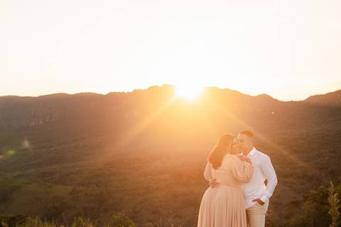 Casal nas montanhas no por do sol'