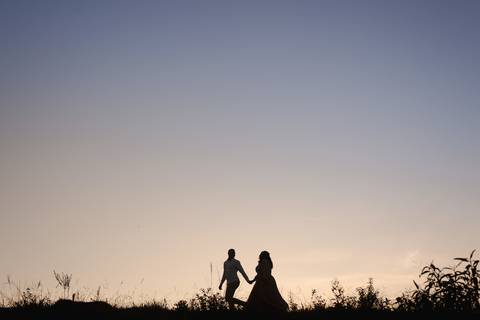 Silueta de casal em ensaio fotografico'