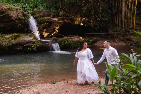 Casal fotografando na natureza
'