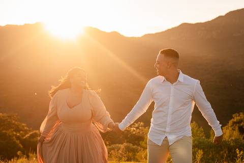 Casal correndo no por do sol'