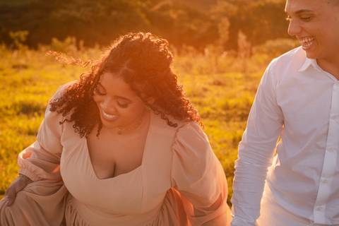 Casal sorrindo no por do sol'
