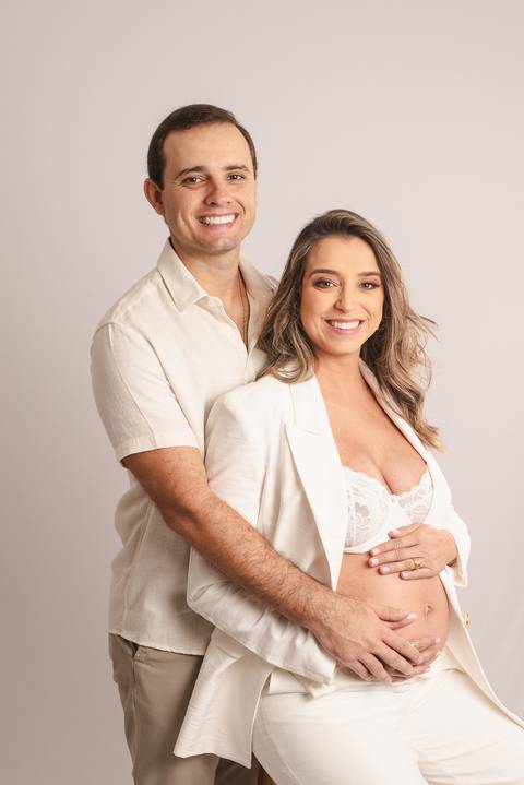 casal fazendo um ensaio de gestação no estúdio'