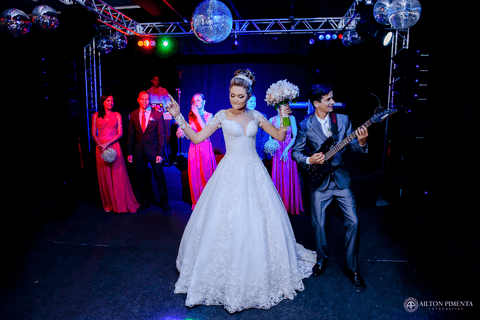 noivos dancando'