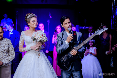 noivo recepcionando'