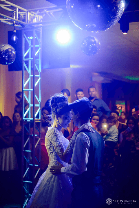 noivos em festa'