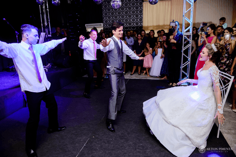 noivo dancando pra noiva'