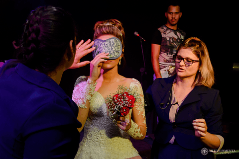 noiva entregando o bouquet'