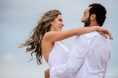 casal sorrindo na foto'