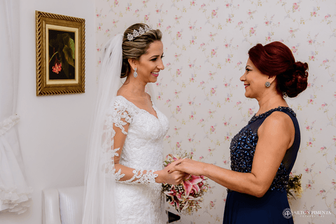 noiva com a mae no salao'