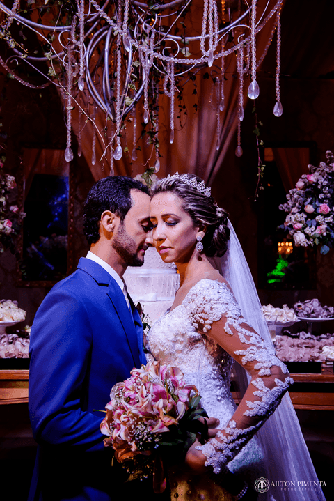 fotos dos noivos na mesa do bolo'