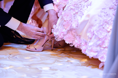 pai trocando sapato de 15 anos'