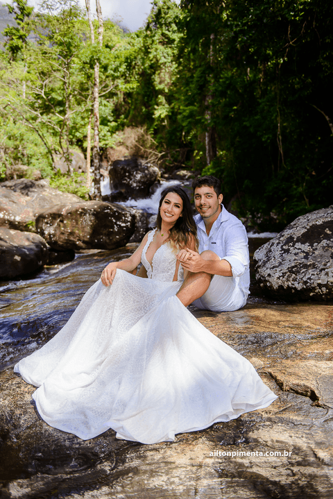 Noivos em cachoeira'
