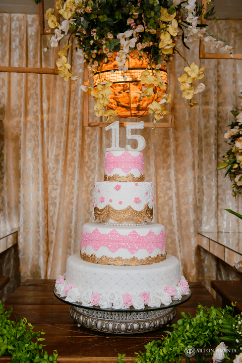 bolo dourado, branco e rosa'