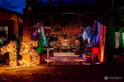 entrada da festa com luzes'