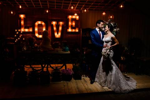 fotografia noivos com letreiro love'