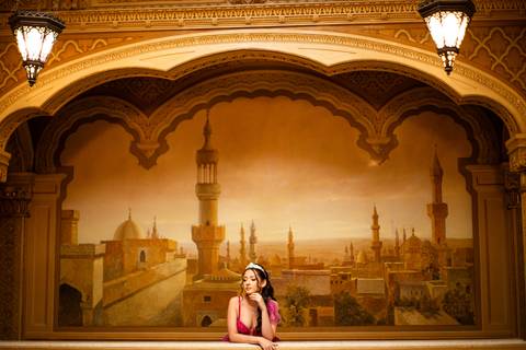 No cenário encantador do Palacete Rosa, cada imagem celebra a beleza e emoção dos 15 anos. Um ensaio que une elegância, juventude e memória afetiva, eternizando este momento único em imagens que atravessam gerações.'