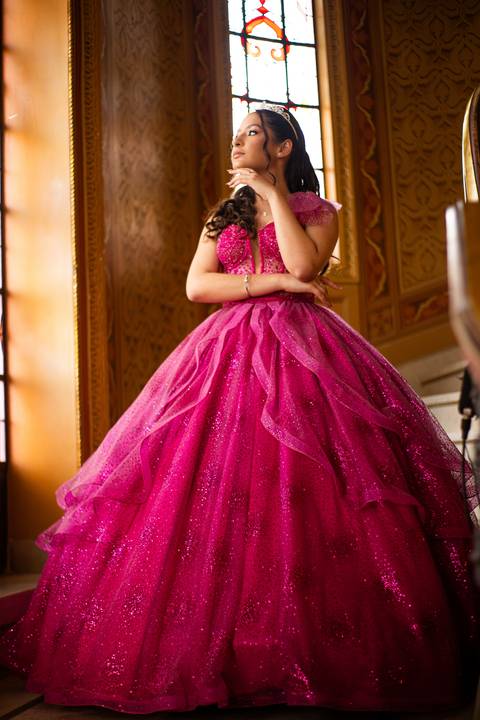 No cenário encantador do Palacete Rosa, cada imagem celebra a beleza e emoção dos 15 anos. Um ensaio que une elegância, juventude e memória afetiva, eternizando este momento único em imagens que atravessam gerações.'