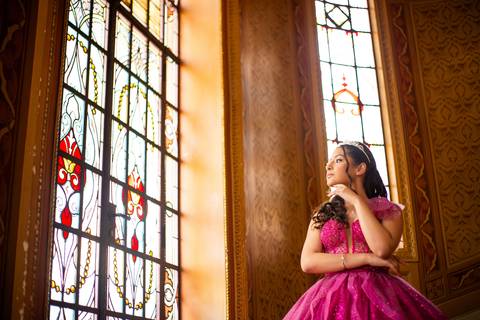 No cenário encantador do Palacete Rosa, cada imagem celebra a beleza e emoção dos 15 anos. Um ensaio que une elegância, juventude e memória afetiva, eternizando este momento único em imagens que atravessam gerações.'