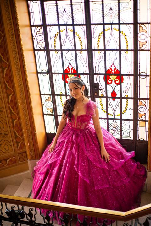 No cenário encantador do Palacete Rosa, cada imagem celebra a beleza e emoção dos 15 anos. Um ensaio que une elegância, juventude e memória afetiva, eternizando este momento único em imagens que atravessam gerações.'