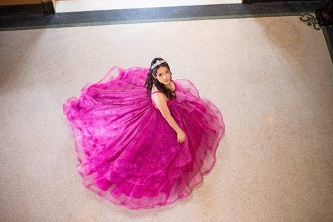 No cenário encantador do Palacete Rosa, cada imagem celebra a beleza e emoção dos 15 anos. Um ensaio que une elegância, juventude e memória afetiva, eternizando este momento único em imagens que atravessam gerações.'
