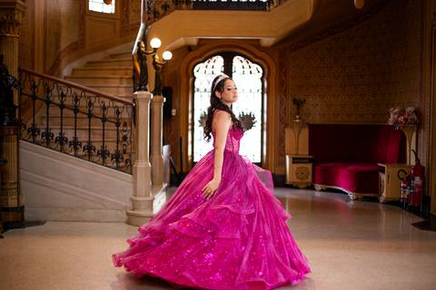 No cenário encantador do Palacete Rosa, cada imagem celebra a beleza e emoção dos 15 anos. Um ensaio que une elegância, juventude e memória afetiva, eternizando este momento único em imagens que atravessam gerações.'