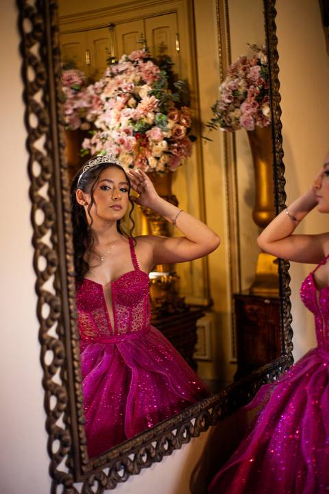 15anos - No cenário encantador do Palacete Rosa, cada imagem celebra a beleza e emoção dos 15 anos. Um ensaio que une elegância, juventude e memória afetiva, eternizando este momento único em imagens que atravessam gerações.'