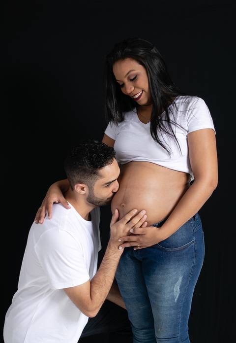 Ensaio fotográfico de gestante e casal em Poá e Mogi das Cruzes, estúdio fotográfico Clique a Dois'