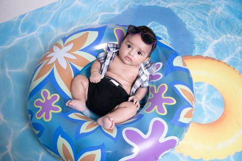 Artur ensaio na piscina, estudio fotografico em Poá, Clique a Dois fotografia, por Daniel Moura e Patty Moura'