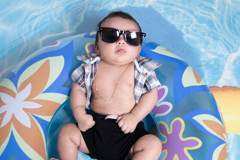 Artur ensaio na piscina, estudio fotografico em Poá, Clique a Dois fotografia, por Daniel Moura e Patty Moura'