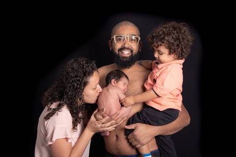 Ensaio fotográfico de família, ensaio fotográfico família, legging gestante para book gestante, em estúdio fotográfico'