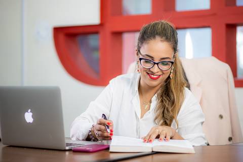 Ensaio Retrato Corporativo Profissional | Tenha Uma Imagem á Altura do Seu Sucesso - Ensaio fotográfico Corporativo, Advogada, Estúdio fotográfico, Daniel Moura'