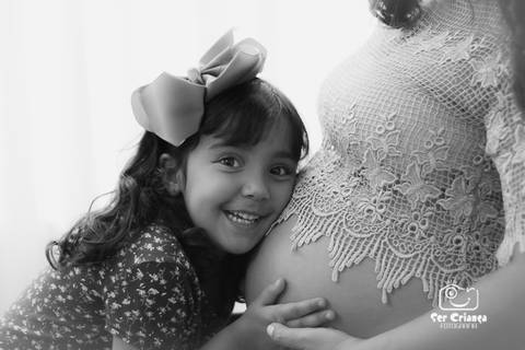 Sorriso da irmãzinha no ensaio gestante'