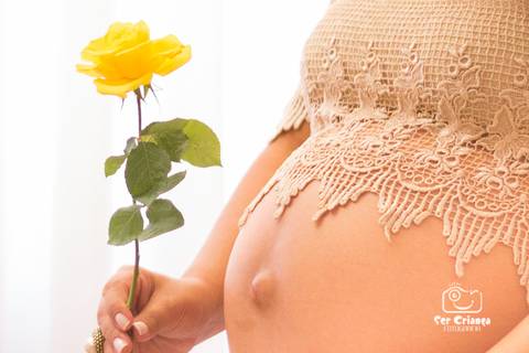 Linda foto barriga gestante e uma flor'