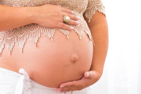 Foto linda da barriga tirada no ensaio gestante'