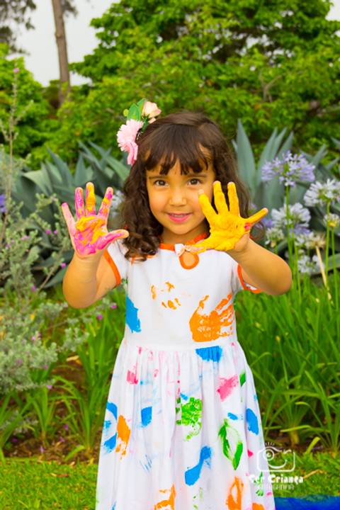 Mãos sujas de tinta após pintura de quadro no ensaio infantil em BH'