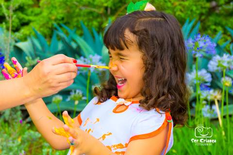 Pintando o sete durante ensaio infantil'