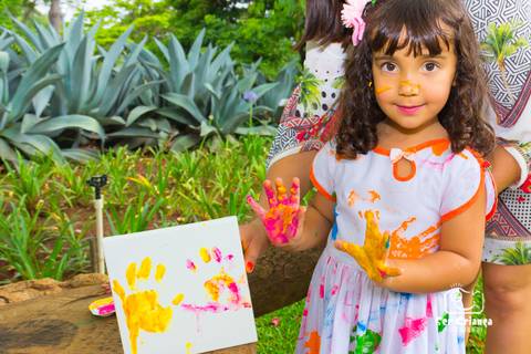 Minhas mãozinhas marcadas no quadro'