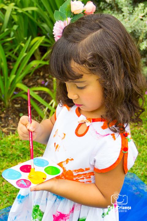 Menina pintando o sete no ensaio infantil'