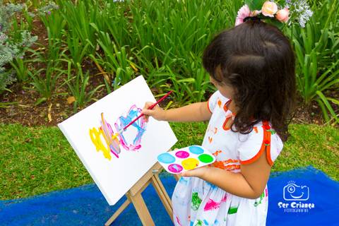 Caprichando na pintura no ensaio infantil'