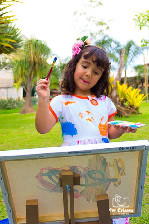 Toque final no quadro pintado durante ensaio infantil'