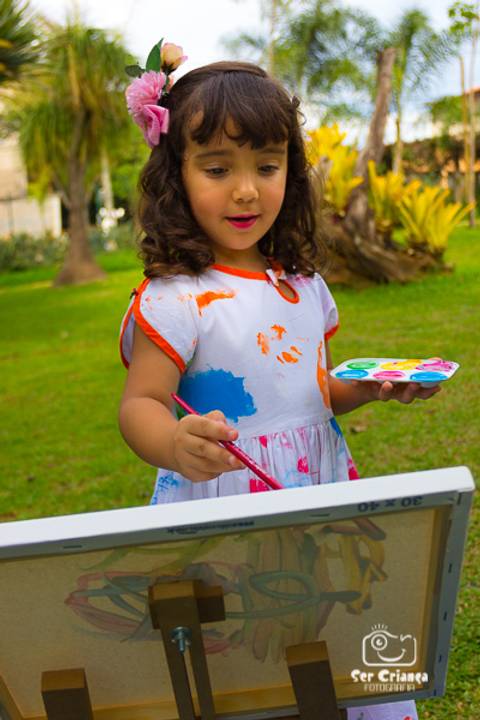 Pintora infantil durante ensaio no parque Jacques Cousteau'